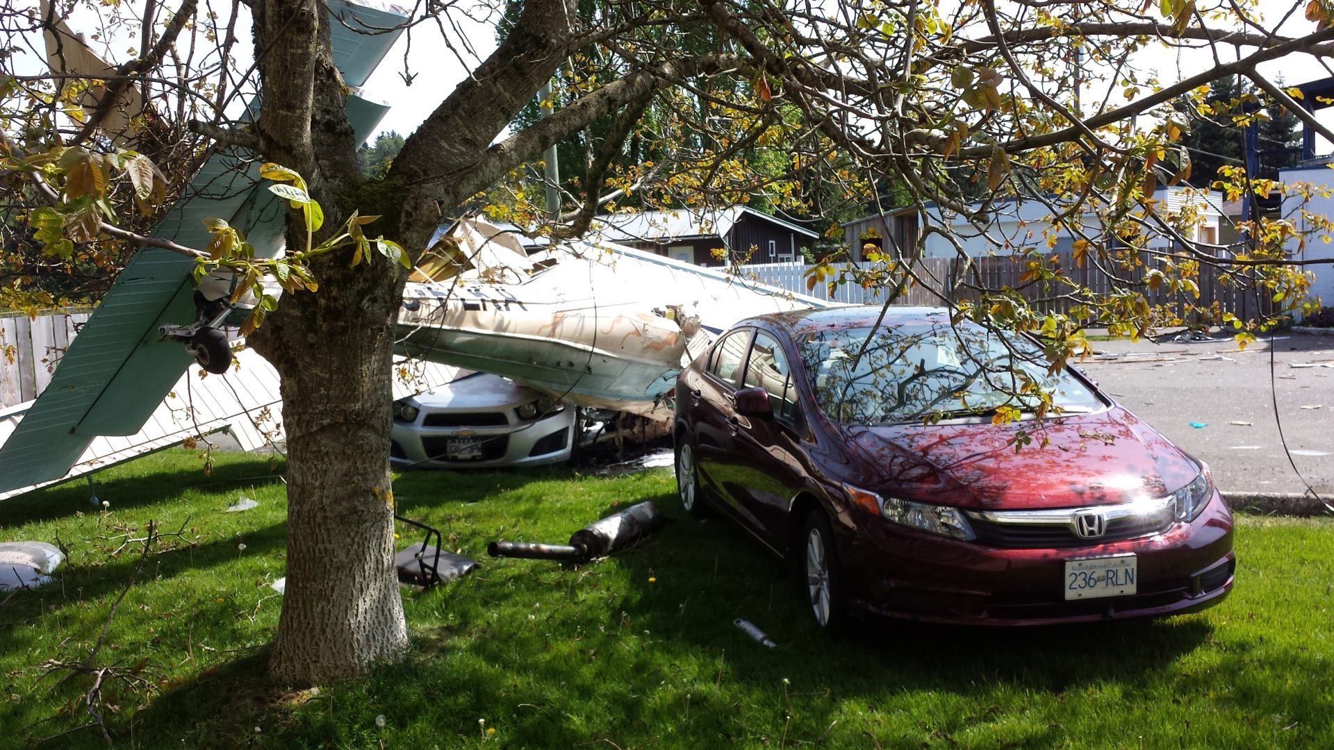 Plane crashes in Courtenay animal hospital parking lot