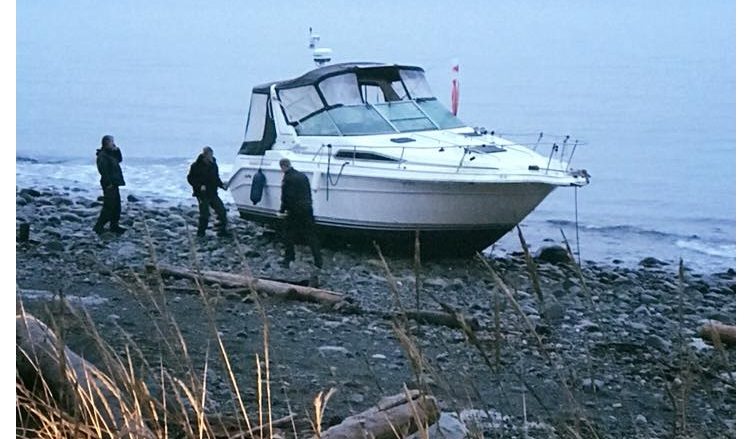 No one hurt after boat runs aground