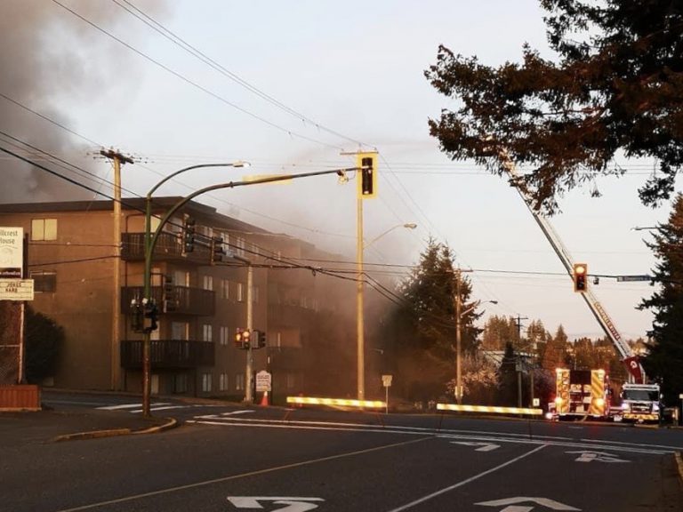 BREAKING: Fire engulfs Campbell River apartment building