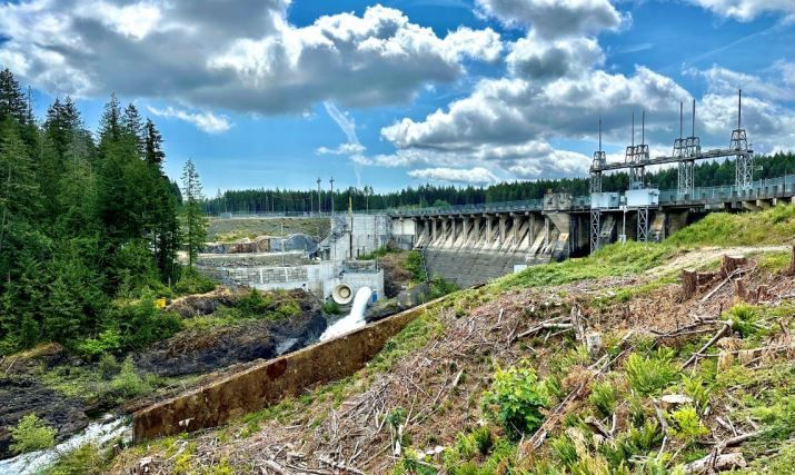 Protection for drinking water, salmon being installed for dam upgrade